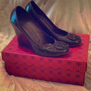 Tory Burch Chocolate Wedge Pumps 10M